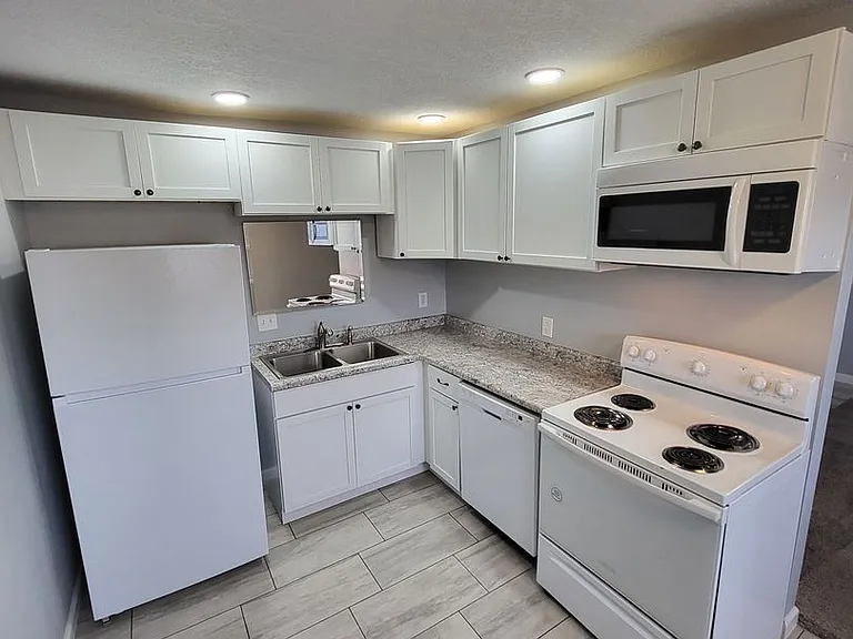 3342 Heatherton Dr — Photo 1