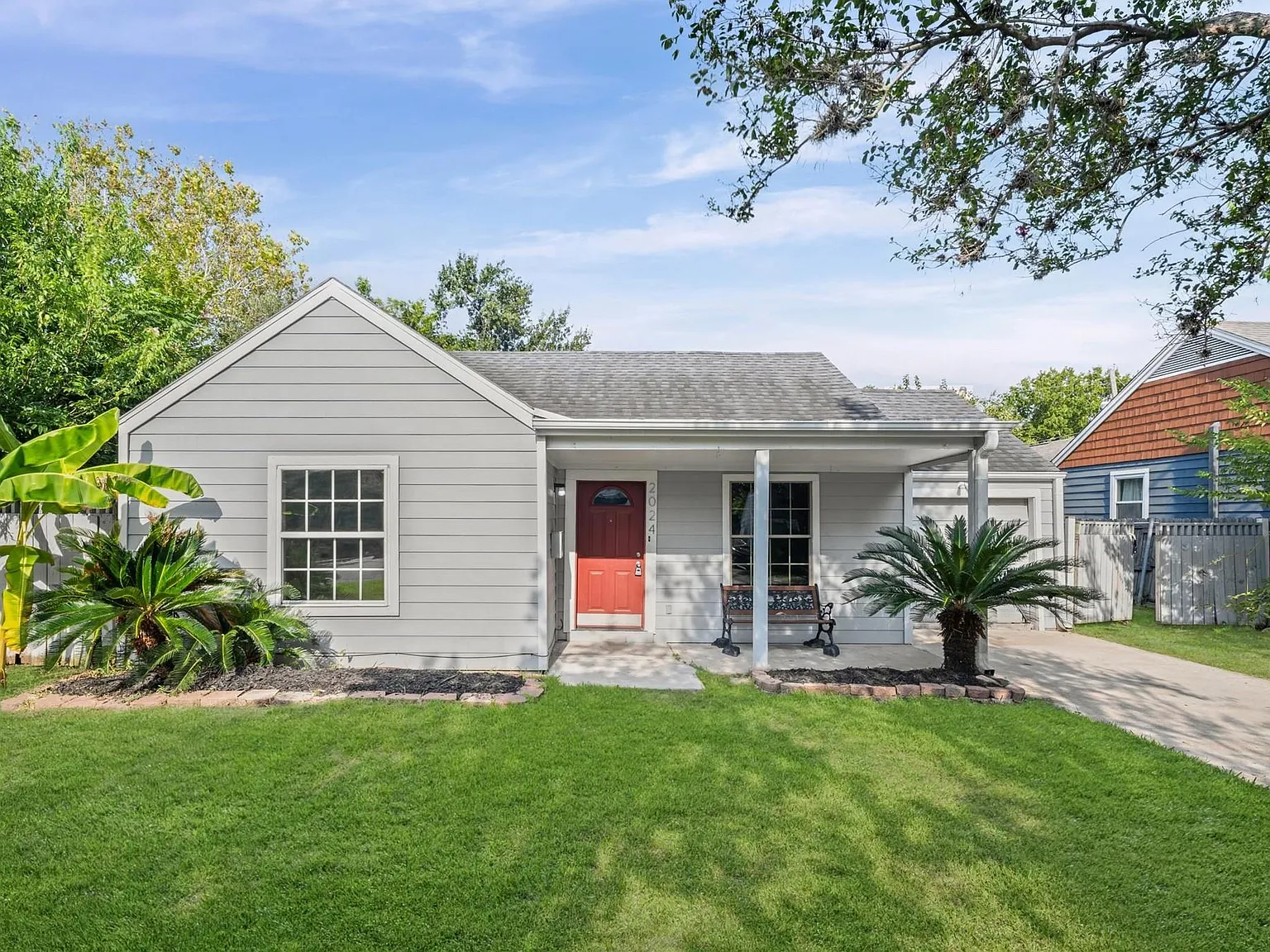3 bed, 1.0 bath, 996 sqft, $1,600 — Photo 1