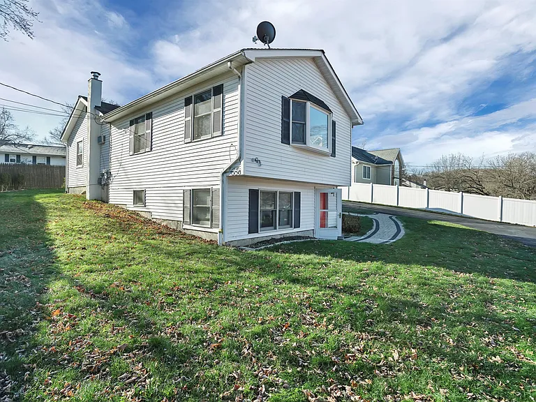 447 Clove Rd — Photo 3