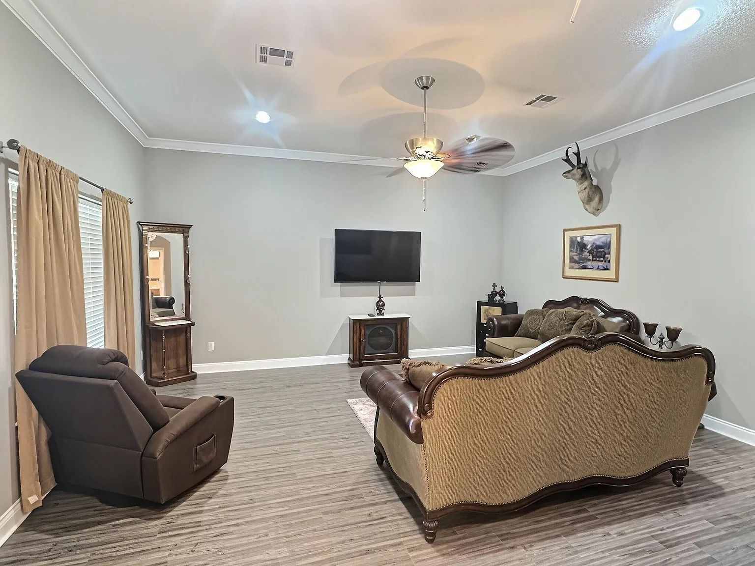 3 bed, 1565 sqft, $3,200 — Photo 2