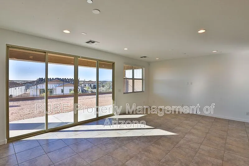 4 bed, 3.0 bath, 2274 sqft, $2,499 — Photo 3