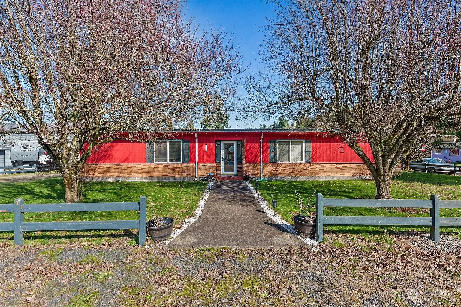 188 McArthur Street S photo 1