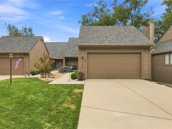 10330 S Clubside Ct, Olathe, KS 66061