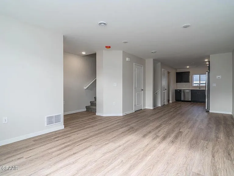 895 Thames Ct — Photo 11