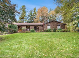 3620 Embassy Dr, Howell, MI 48843