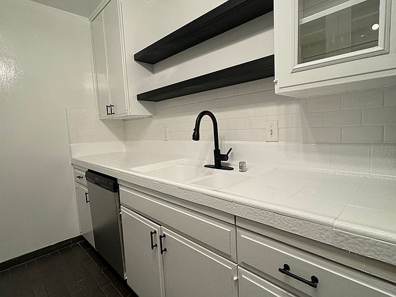 5th image of 2010 N Beachwood Dr APT 209