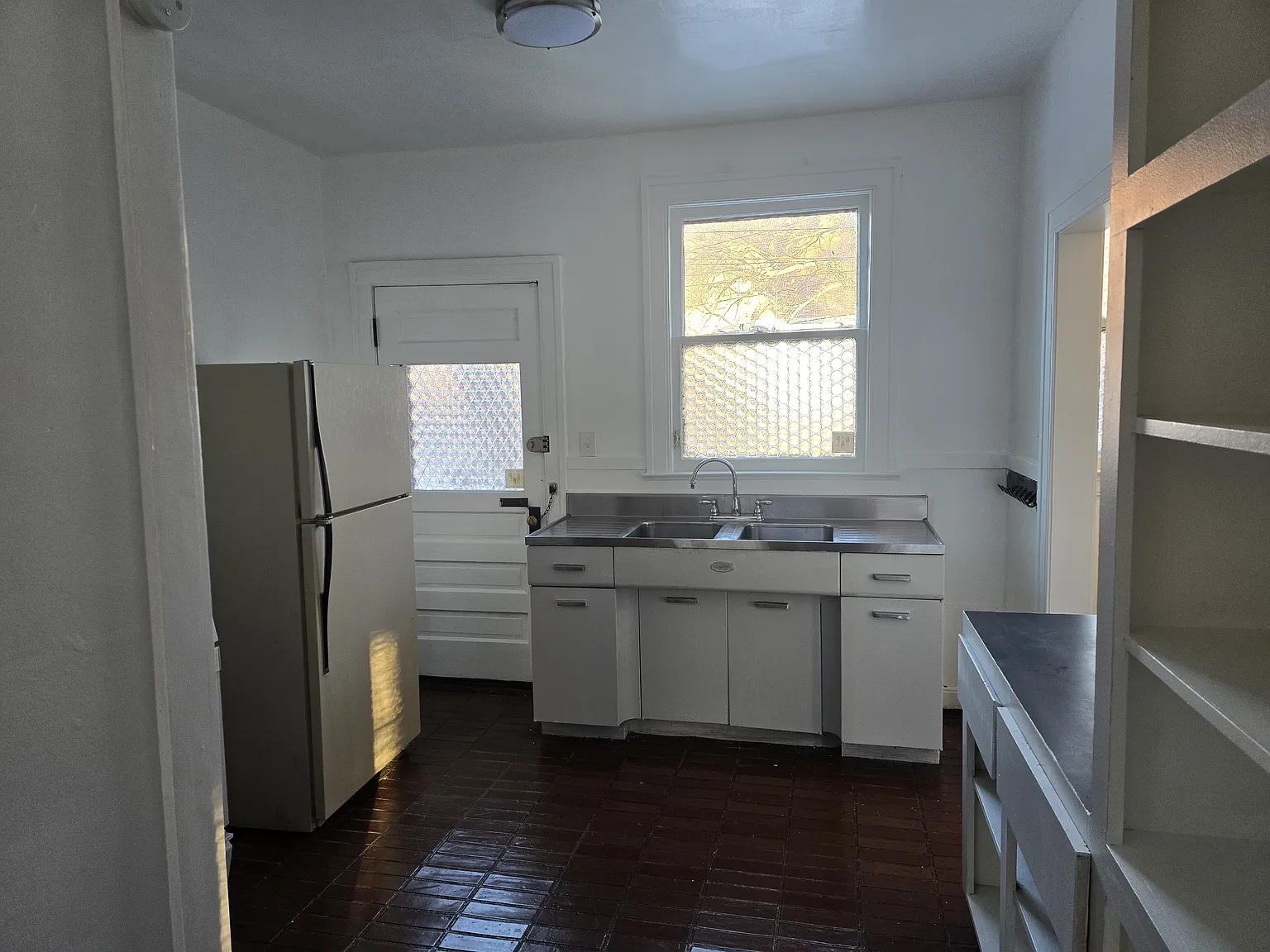 5 bed, 2150 sqft, $1,950 — Photo 2