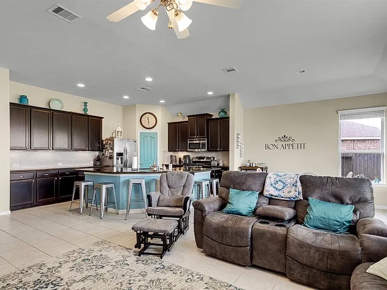 3058 Winterberry Ln — Photo 4