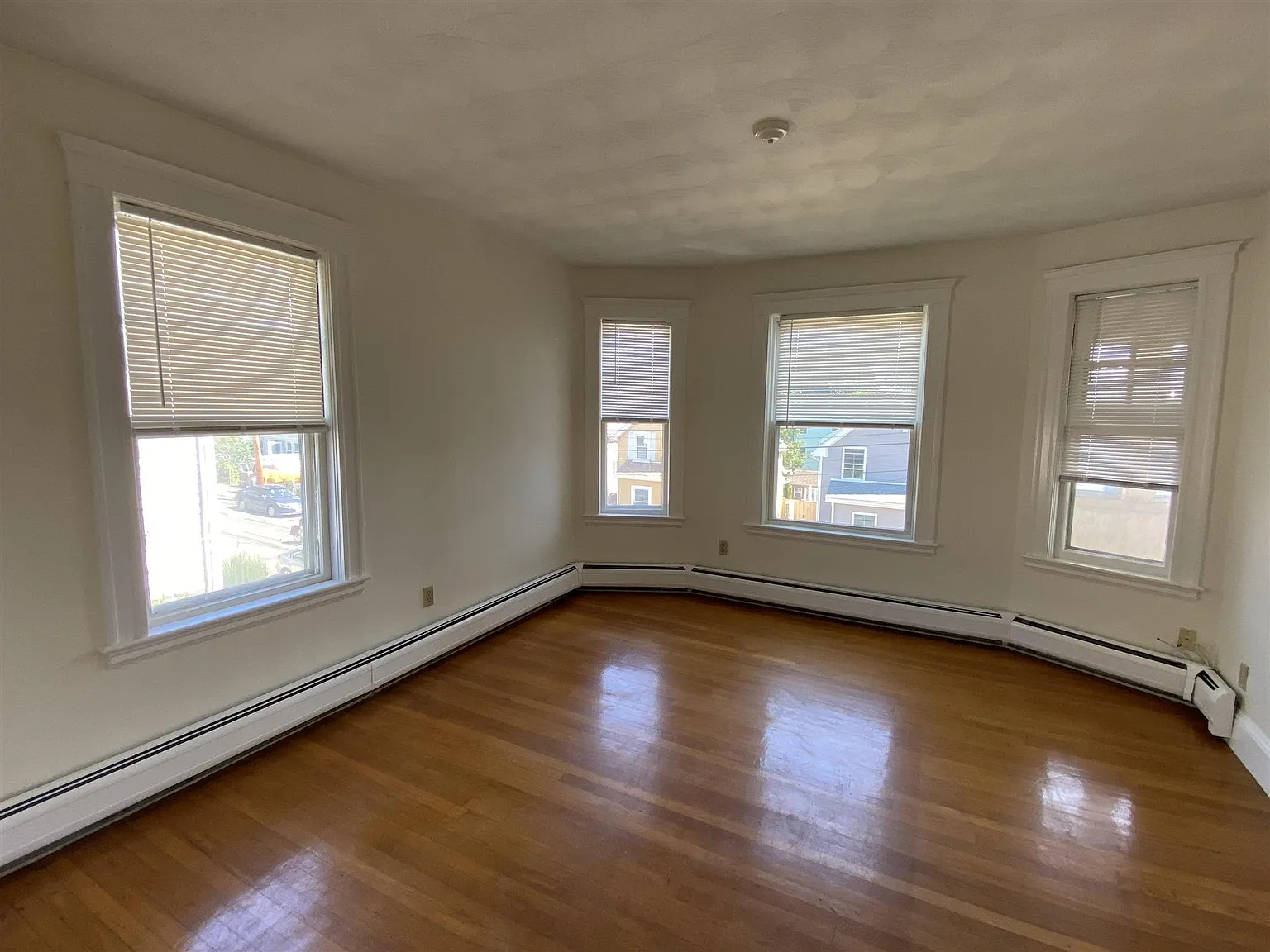 2 bed, 1000 sqft, $3,200 — Photo 3