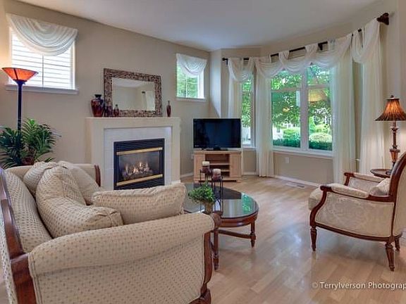 Living Rm w/Bay Window