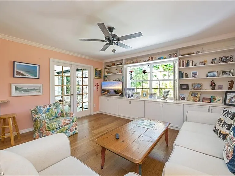 587 Parkwood Ln — Photo 4
