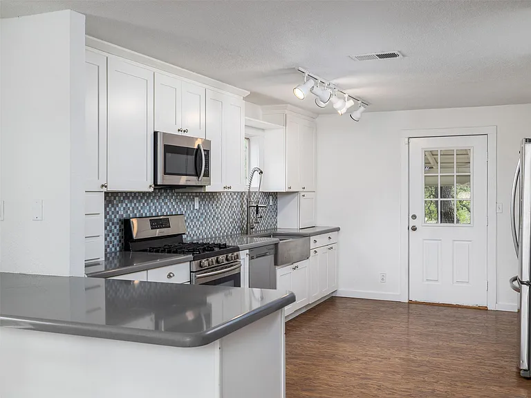2591 Spring Valley Dr — Photo 4