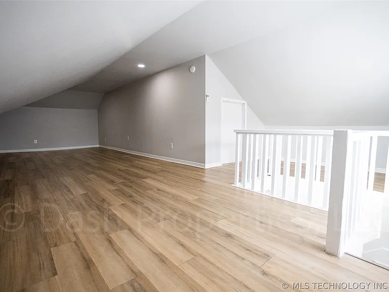 2604 E 7th St S — Photo 42