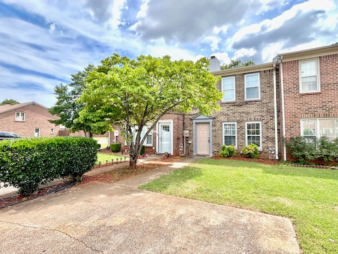 Beautiful Townhome In The Heart Of Madison! Move In Special! — Photo 4
