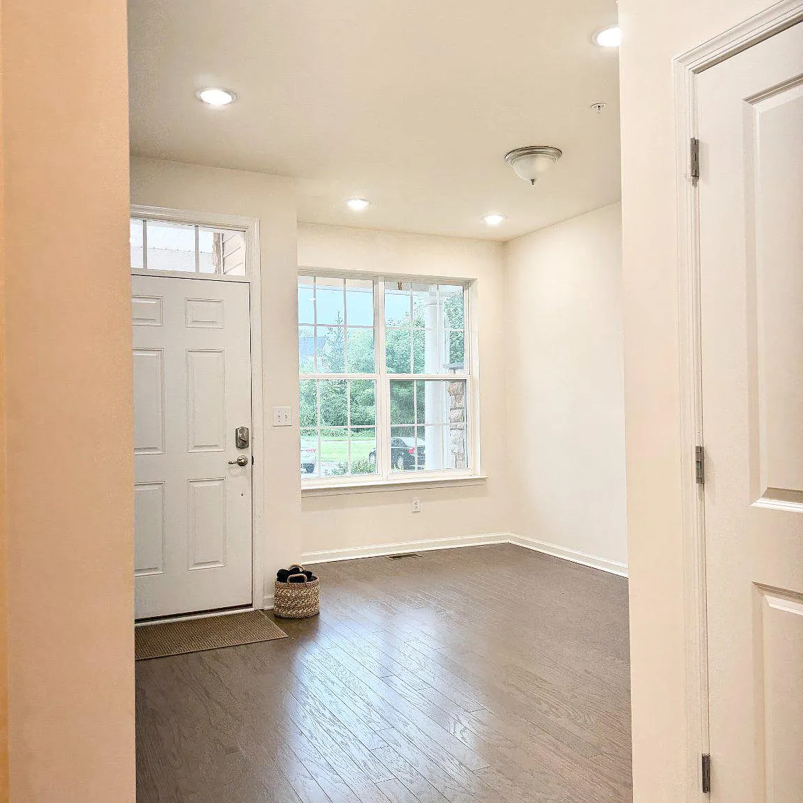3 bed, 3.5 bath, 2781 sqft, $3,650 — Photo 3