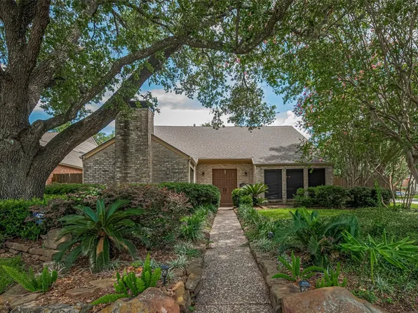 12231 Carriage Hill Dr, Houston, TX 77077