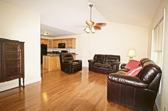 3rd image of 205 Dawn Dr
