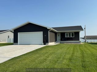 521 6th St, Phillips, NE 68865