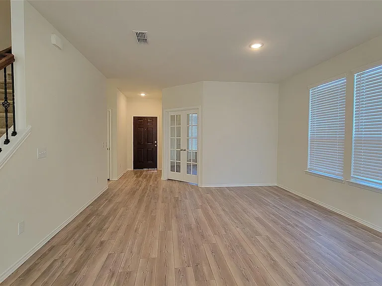 807 Goldenrod Ln — Photo 5
