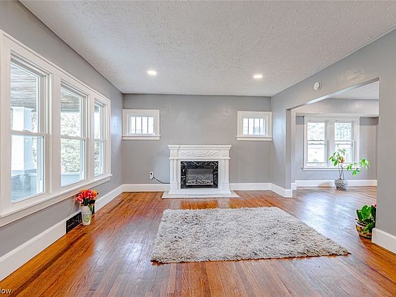 5th image of 244 Stanford Ave