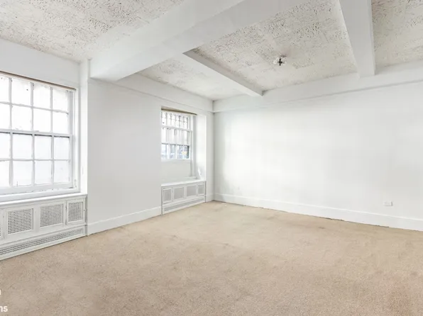 1070 Park Avenue 1D image 2 of 8
