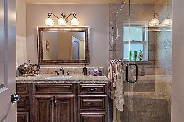 In-law/guest bathroom