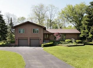 275 Willow St, Barrington, IL 60010