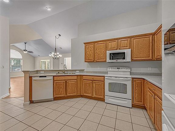 5th image of 127 Fair Meadow Dr