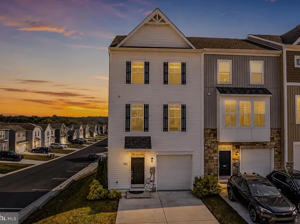 242 Charterhouse St, Falling Waters, WV 25419