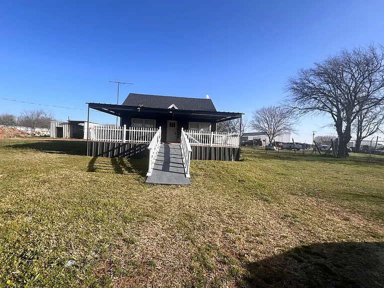 3506 County Road 920 — Photo 2