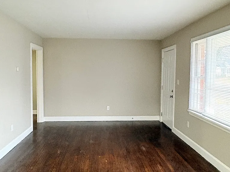 1405 Kenton St — Photo 2