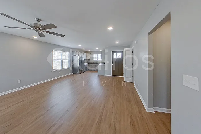 371 Angela St — Photo 4