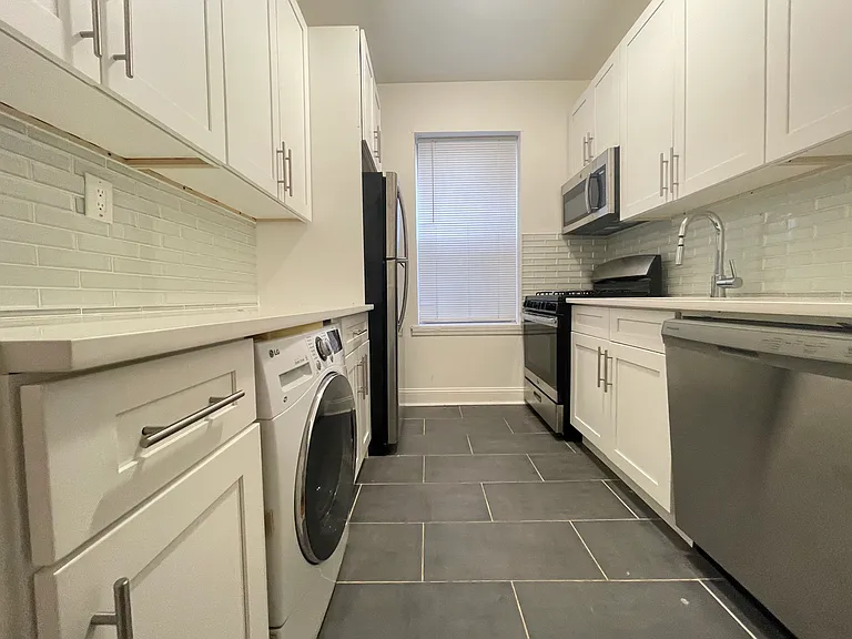 17 Gifford Ave #13E — Photo 3