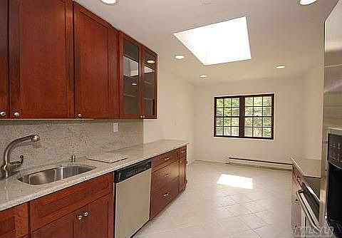 EIK w/st stl appliances and a skylight to the stars
