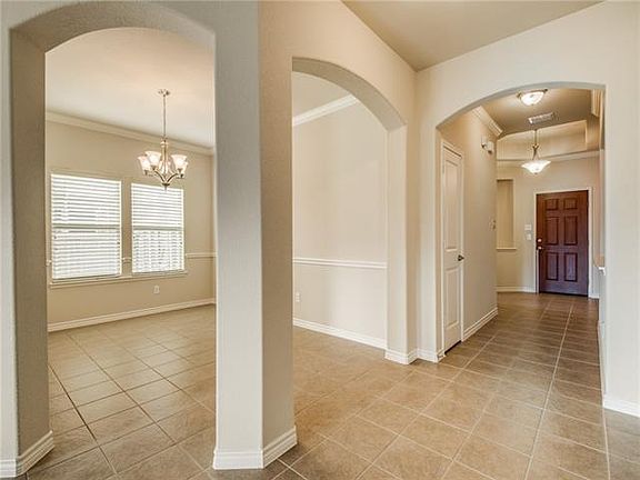 5th image of 405 Niles Ct