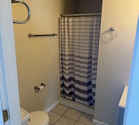 4th image of 10523 Lake St APT B