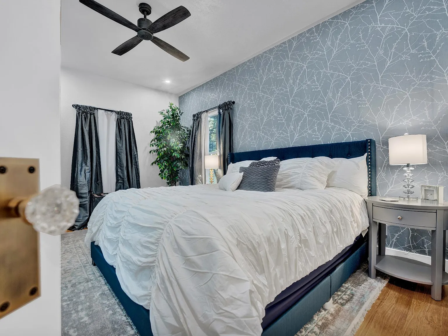 2 bed, $5,610 — Photo 4