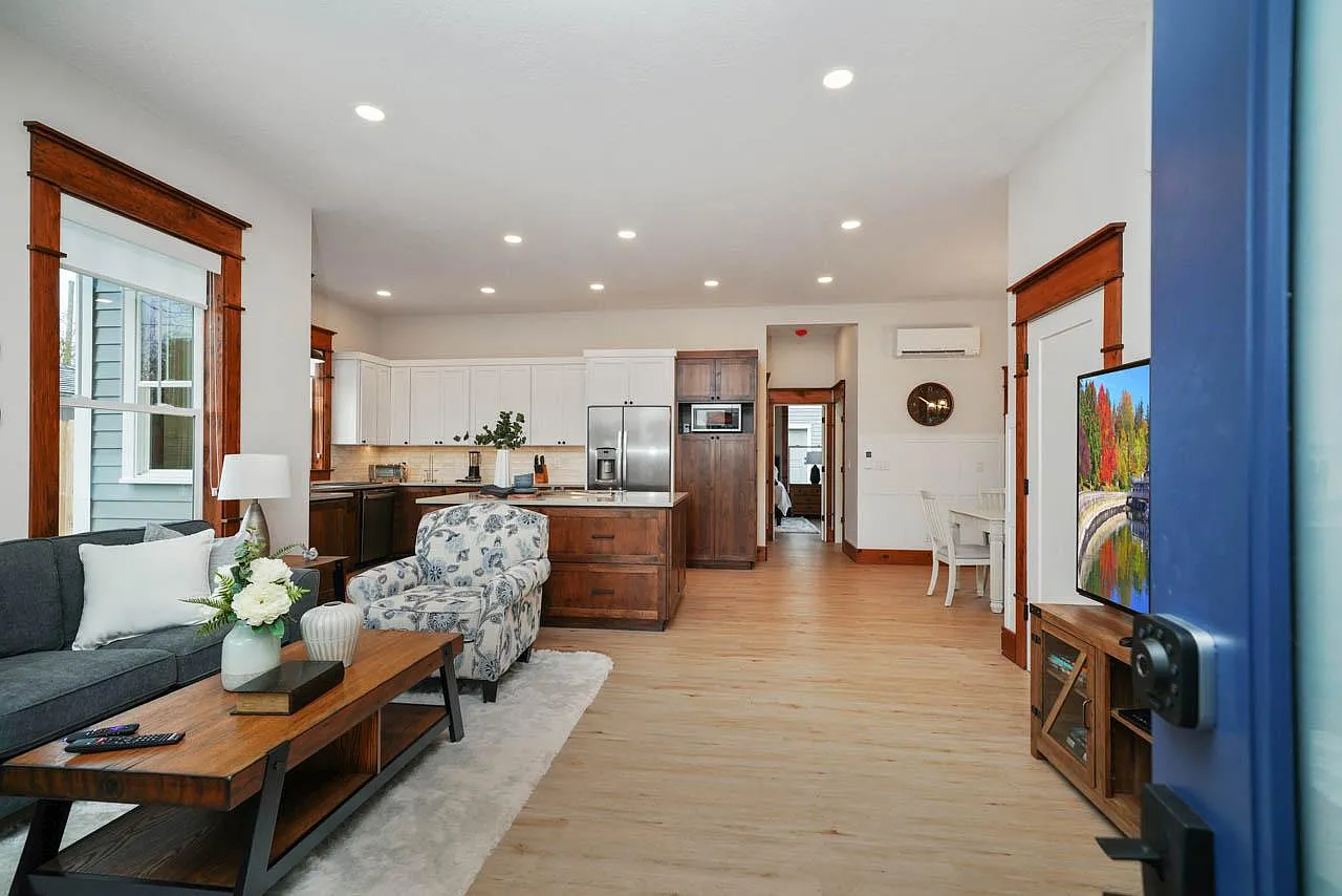 3 bed, 2.5 bath, 1726 sqft, $2,800 — Photo 2