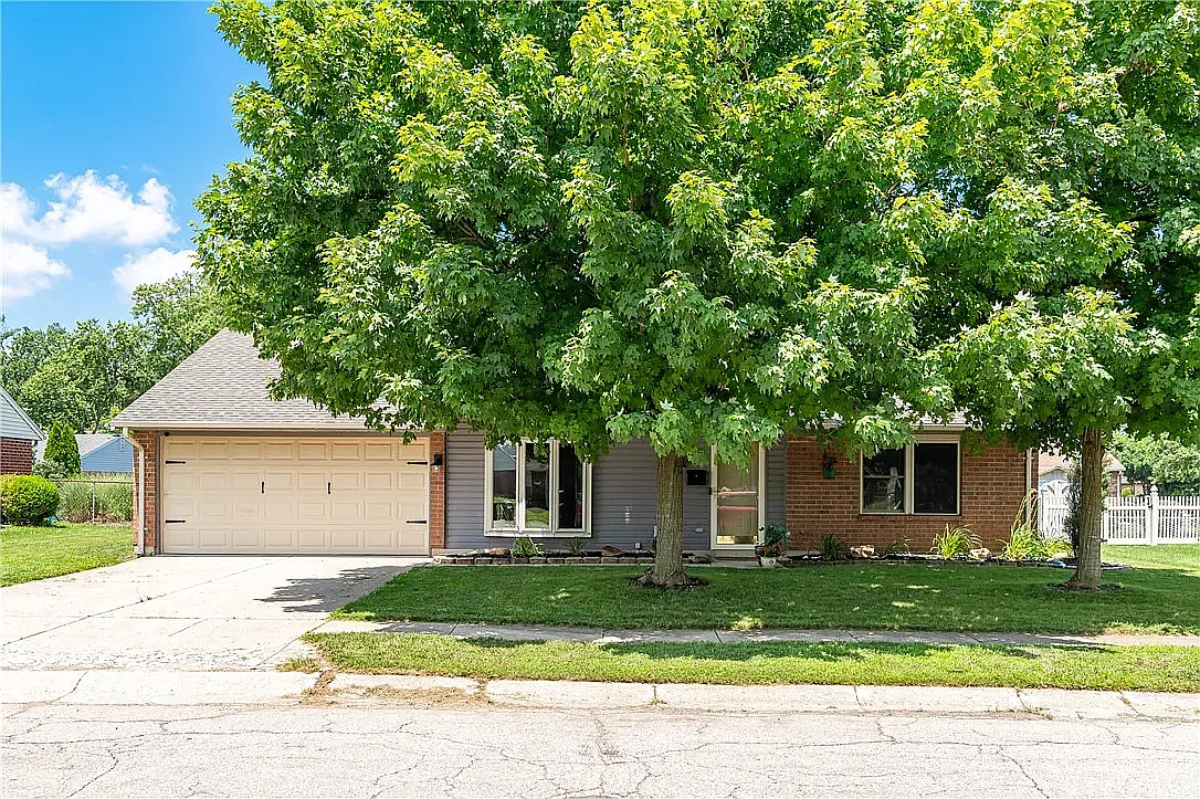 1221 Warwick Dr — Photo 3