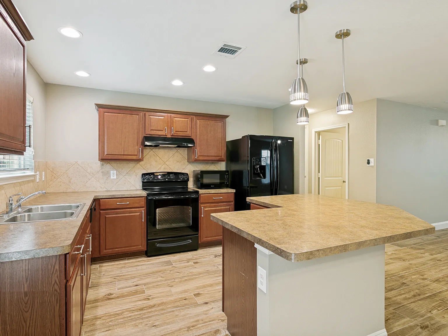 3 bed, 1719 sqft, $2,400 — Photo 4