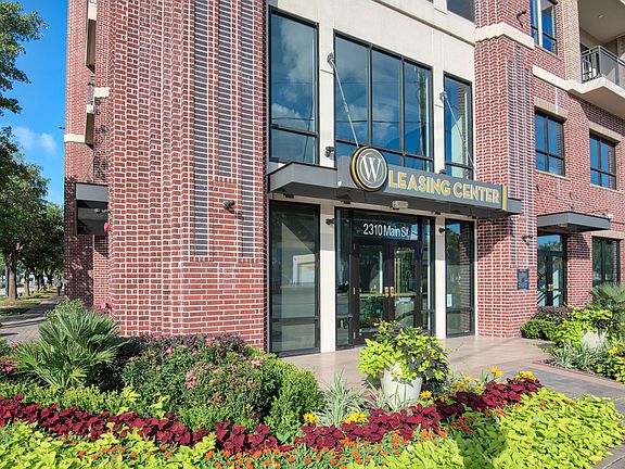 Surrounded by restaurants, coffee shops and stores, you'll love exploring the neighborhood