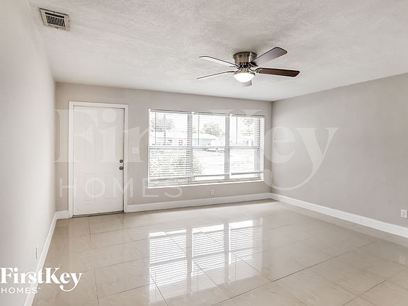 3rd image of 2550 NE 8th Ave