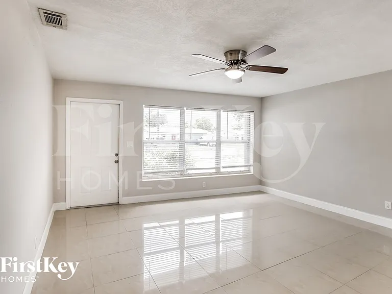 2550 NE 8th Ave — Photo 3