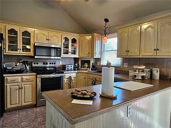 5th image of 303 Amesbury Dr