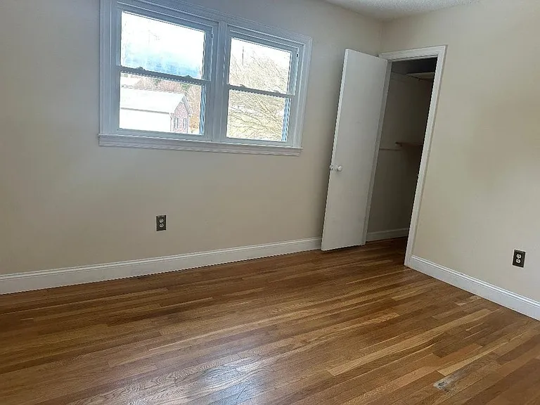970 Long Crescent Dr — Photo 3