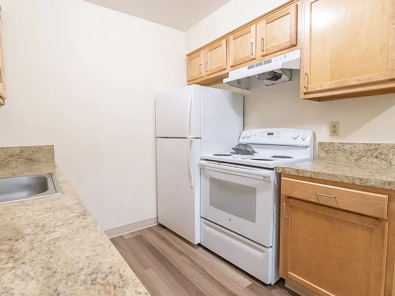 2232 SE Pine St — Photo 2