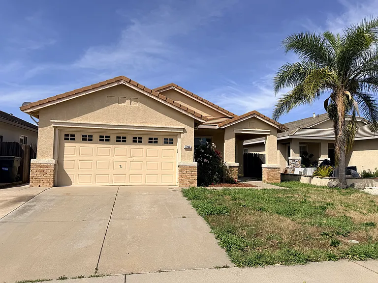 Dersingham Dr — Photo 1