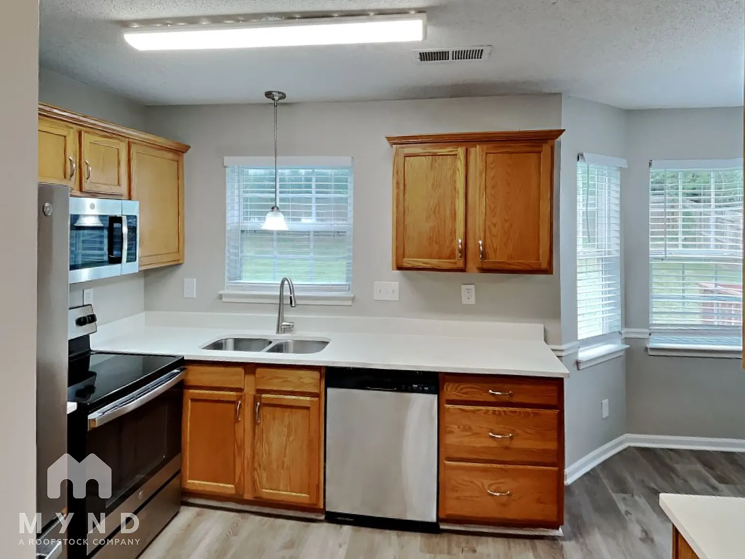 3 bed, 3.0 bath, 1550 sqft, $1,999 — Photo 3