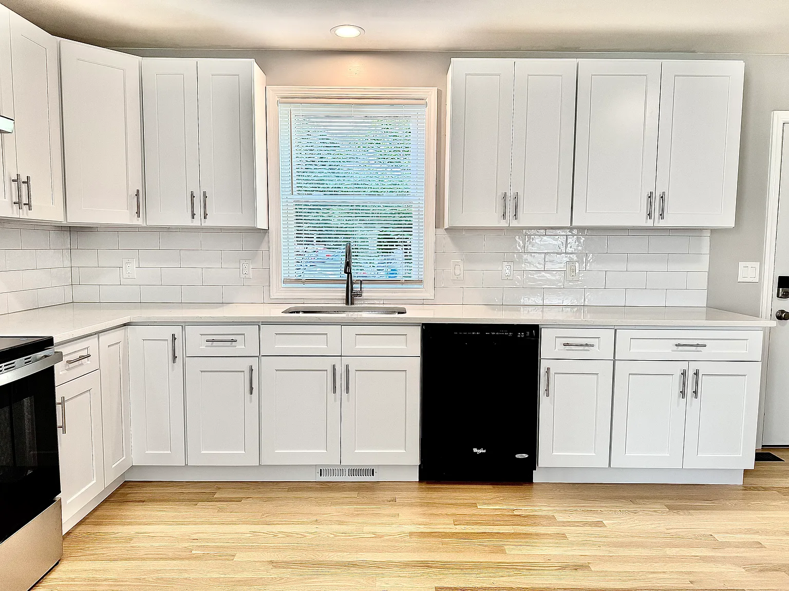 3 bed, 1.5 bath, 1000 sqft, $3,200 — Photo 3