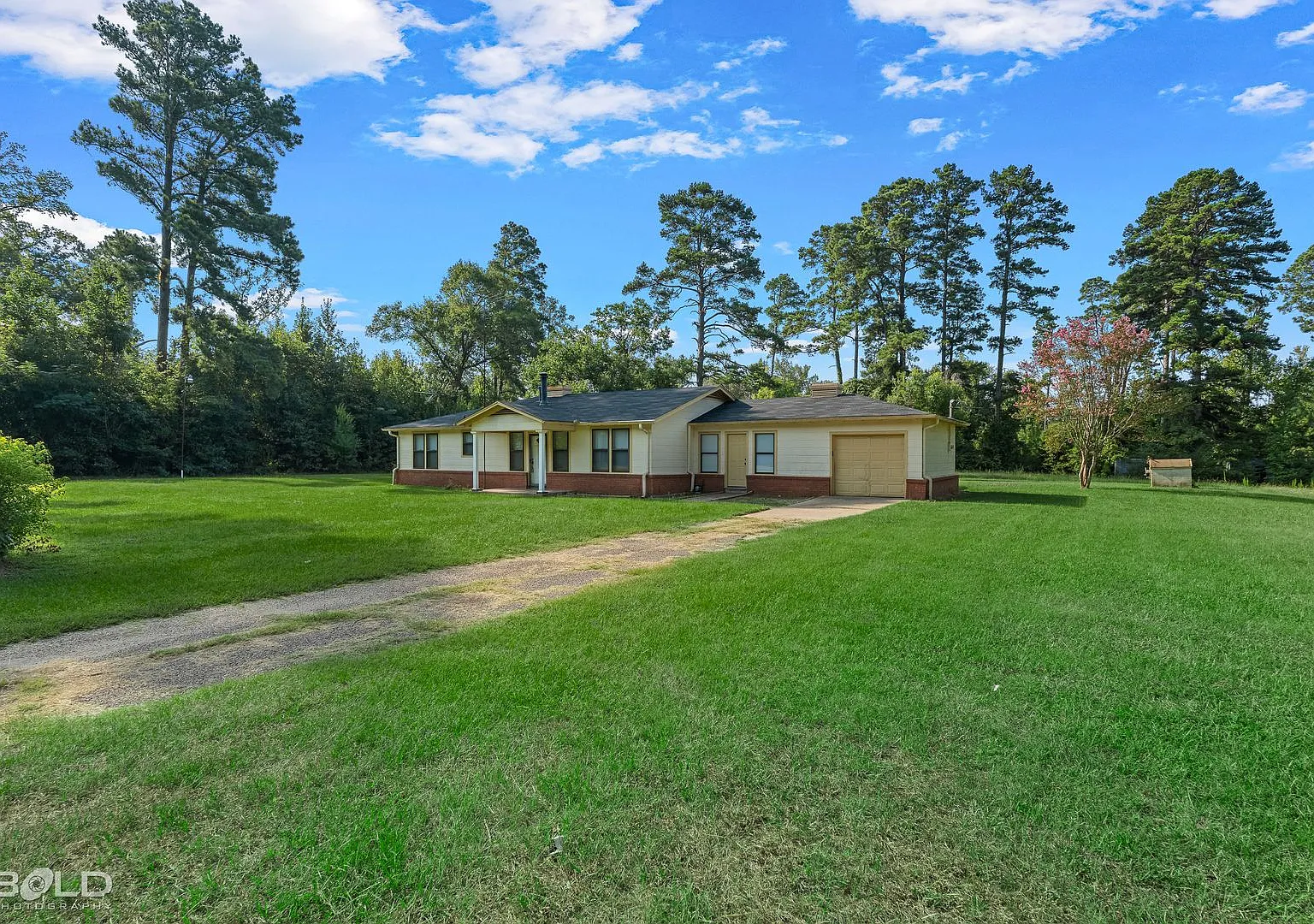 Spacious 3-Bedroom Shreveport Home with Bonus Room — Photo 3
